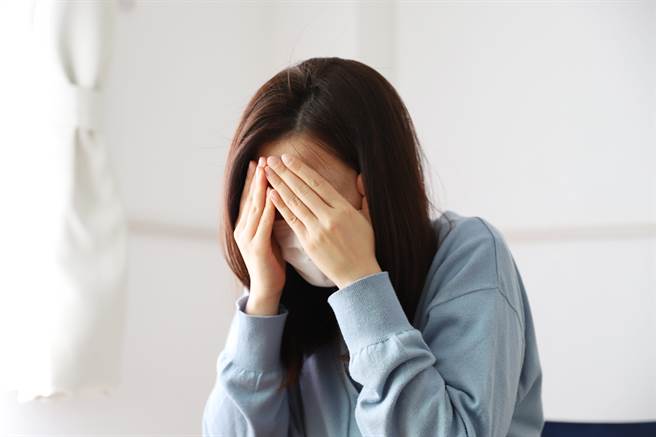 一名女大生爆料，她的室友日前洗澡时遭到同楼层的男子偷窥，第一时间向房东反应，房东竟然回应「看一下又不会少一块肉」。（示意图/Shutterstock提供）