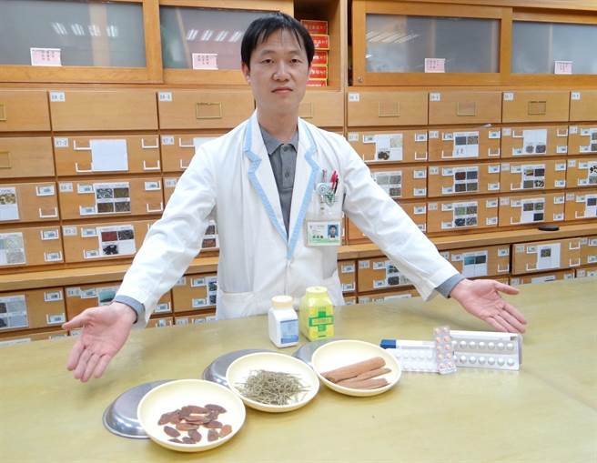 药师提醒银髮族合併服用中西药应多加注意。（奇美医学中心提供／曹婷婷台南传真）