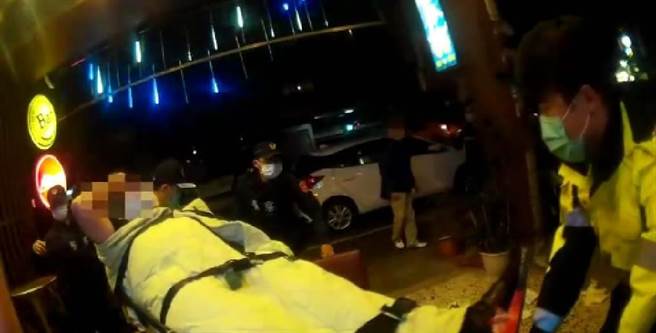 警方获报后到场，将伤者送往台中荣民总医院诊治外，30分钟内将涉嫌人黄男等2人查缉到案，依刑法伤害罪送办。（警方提供）