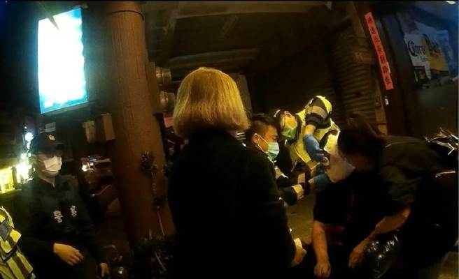 警方获报后到场，将伤者送往台中荣民总医院诊治外，30分钟内将涉嫌人黄男等2人查缉到案，依刑法伤害罪送办。（警方提供）