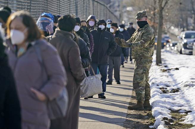 纽约市民2月24日大排长龙，在皇后区等待接种疫苗。（美联社）