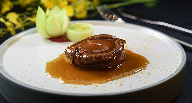 高雄朕豪〈皇豪〉中餐厅的〈皇豪慢炖孔雀鲍〉，经过滷煮、煨焖与蒸炖等3道工序，除口感不输乾鲍，且非常入味。（图／姚舜）