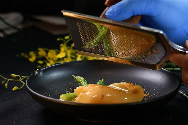 高雄朕豪〈皇豪〉中餐厅的〈浓汤花胶佐乌鱼子〉，花胶发得恰到好处，除用玉米鸡油熬煮的黄汤赋味，并现刨乌鱼子提鲜。（图／姚舜）