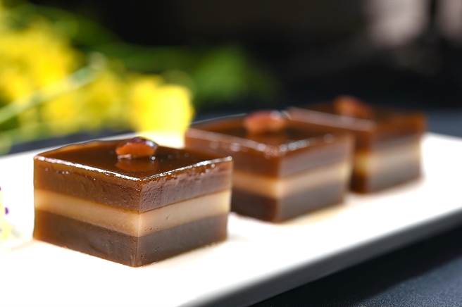 高雄朕豪〈皇豪〉中餐厅的中式 甜点〈皇廷新疆枣皇糕〉，用大枣与椰汁为主要原料制作，口感弹Q、甜而不腻。（图／姚舜）