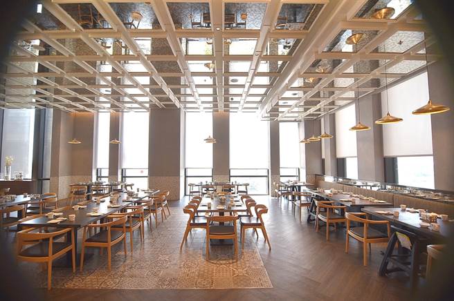 高雄朕豪酒店馆内〈京翠港式饮茶〉餐厅，有3大用餐区共520个座位，12间包厢。（图／姚舜）