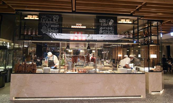 高雄朕豪酒店馆内〈京翠港式饮茶〉餐厅，有烧腊厨房、蒸点厨房与热炒厨房，以及一个水吧，全採开放式设计，客人可清楚看见料理过程。（图／姚舜）