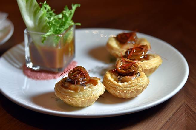 高雄朕豪酒店〈京翠港式饮茶〉餐厅的港点〈鲍鱼鸡粒酥〉，制作精巧、形色抢眼。（图／姚舜）