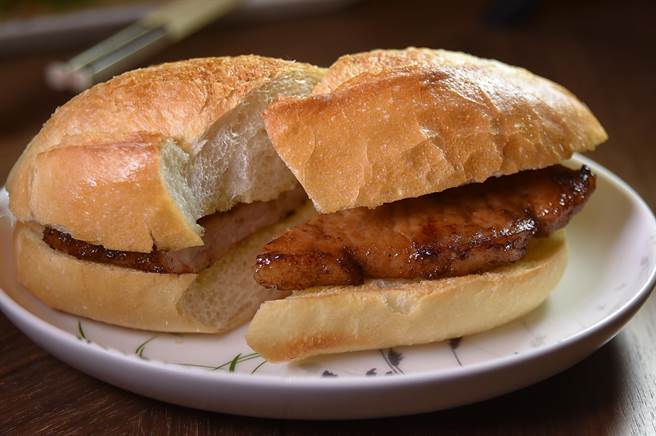 高雄朕豪酒店馆内〈京翠港式饮茶〉餐厅，除供应港式饮茶港点，菜单上也有港式茶餐厅菜式如〈澳门猪扒包〉。（图／姚舜）