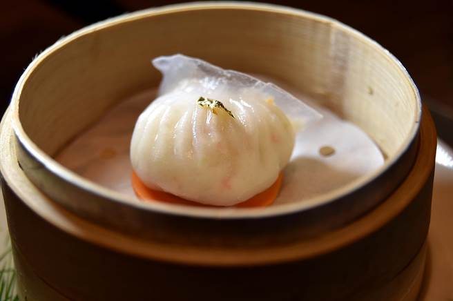高雄朕豪酒店馆内〈京翠港式饮茶〉餐厅的〈金箔龙虾饺〉，以龙虾肉为内馅。（图／姚舜）