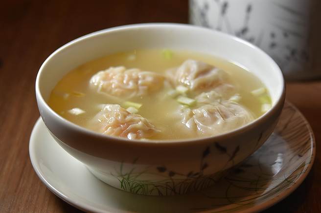 高雄朕豪酒店馆内〈京翠港式饮茶〉餐厅亦供应港式大排檔的粥粉麵饭，图为〈鲜虾靓云吞汤〉。（图／姚舜）