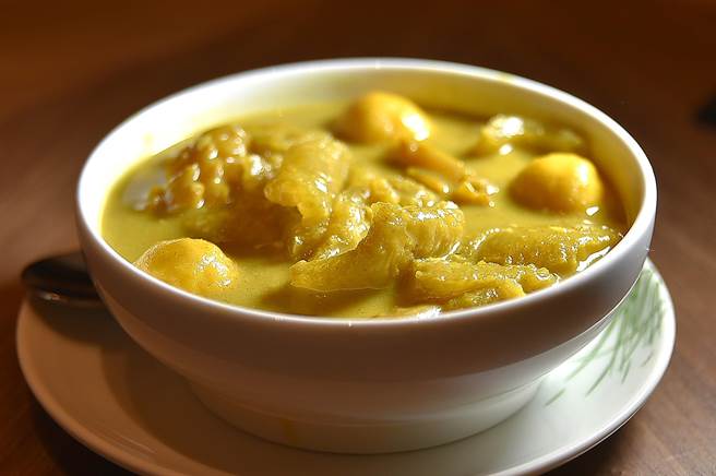 高雄朕豪酒店馆内〈京翠港式饮茶〉餐厅菜单上的〈咖哩鱼蛋鱿鱼猪皮〉，开胃下饭、味道很好。（图／姚舜）