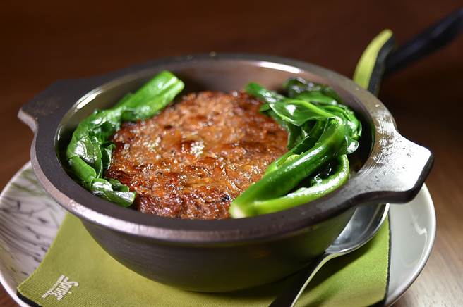 高雄朕豪酒店〈京翠港式饮茶〉餐厅的〈咸鱼吊片蒸肉煲仔饭〉，咸鱼吊片蒸肉蒸好后再香煎，咸香好味道，锅底锅巴更诱人。（图／姚舜）