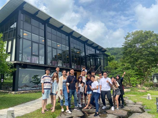 因為優秀的團隊成績，鄭源生（前排右四）跟全體同事到宜蘭開心度過兩天一夜慶功假期。(圖/永慶房屋提供)