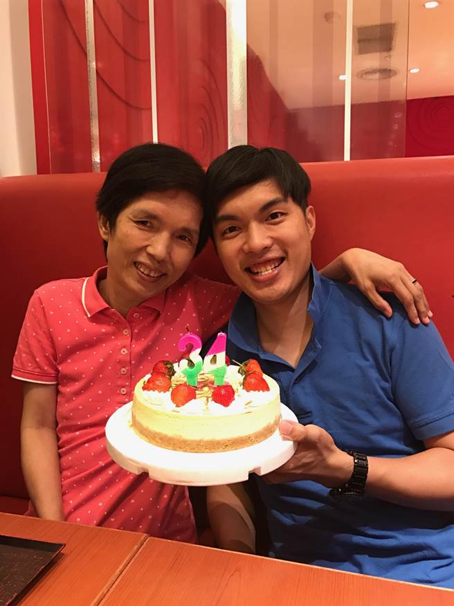 即使忙碌，透過永慶的彈性工作制度，源生（圖右）都還是可以提早下班，跟母親一起歡慶自己生日，分享生命中的點點滴滴。(圖/永慶房屋提供)