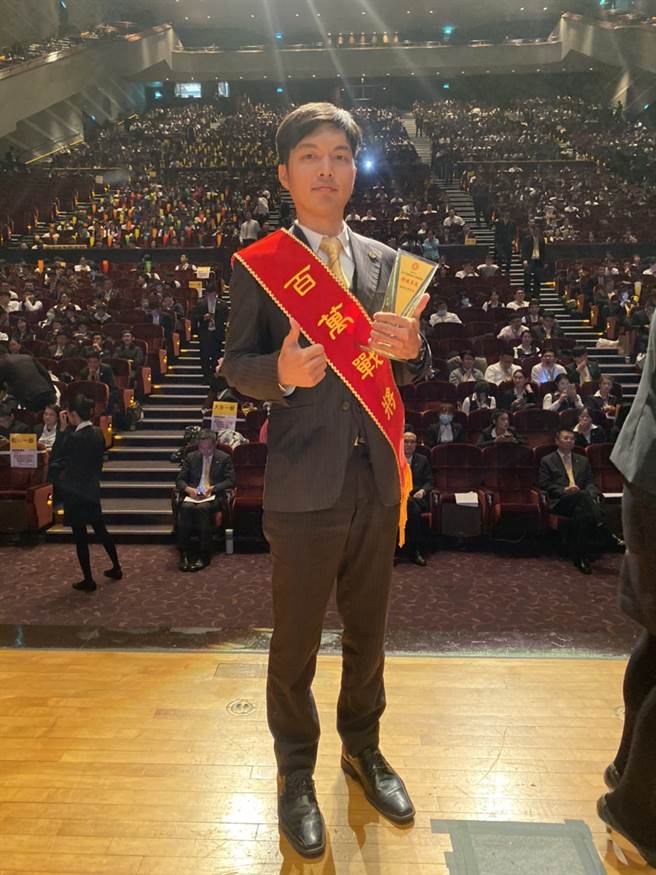 永慶的品牌力和團隊合作，是源生得以成功的關鍵，也為他贏得2020年百萬戰將的榮譽；優秀的福利和保障，也是他願意在永慶裡打拼12年的主要原因。(圖/永慶房屋提供)