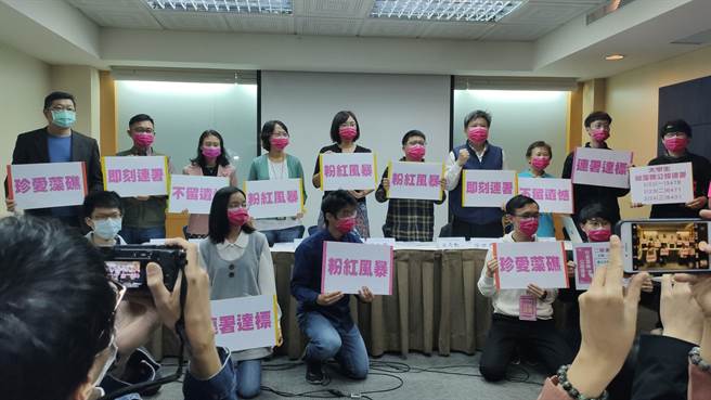 學界、老師今天站出力挺藻礁公投，呼籲全民一起連署，讓藻礁公投成案。（林良齊攝）