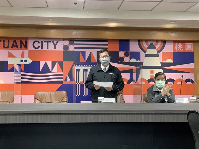 桃园市政府25日上午召开联防会议，讨论是否陪探病机制比照中央标准。（姜霏摄）