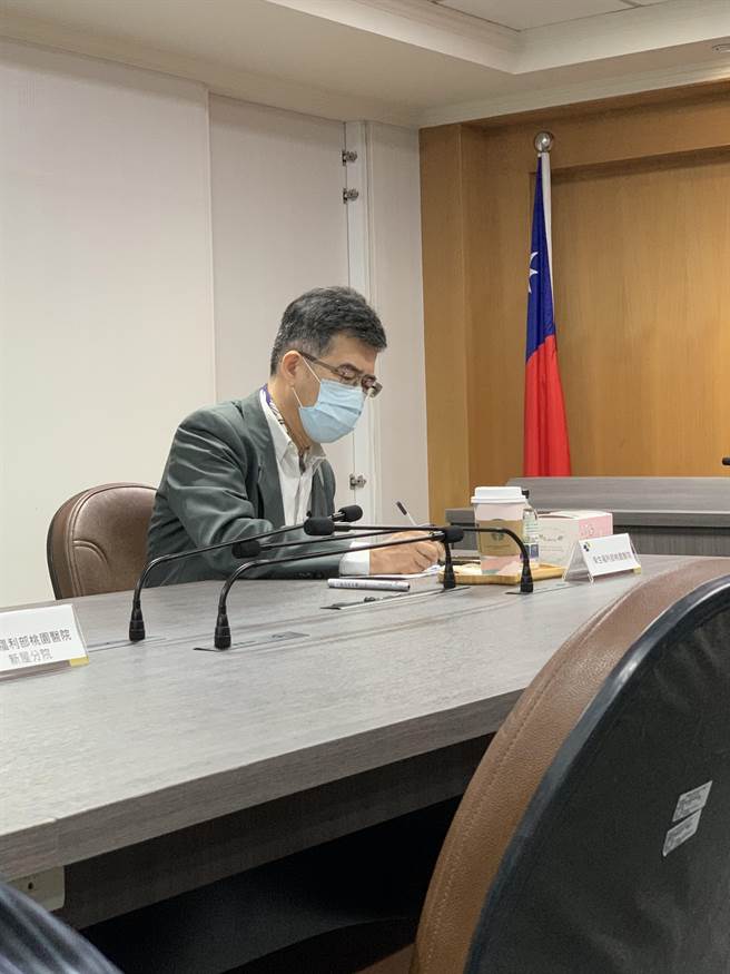 桃医院长徐永年25日出席联防会议。（姜霏摄）