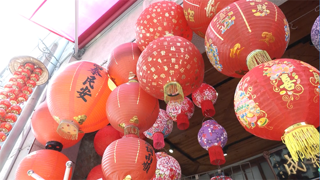 迪化街百年灯笼店老绵成，在门口挂有各式各样的灯笼。(摄影/邱子轩)