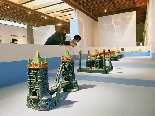 新北市莺歌陶博馆近期举行「2020臺湾国际陶艺双年展」，中国陶艺家周光真创作出义大利罗马斗兽场、比萨斜塔、法国凯旋门等名胜，民眾不用出国，也能欣赏各式特色古蹟风光。（记者蔡雯如摄）