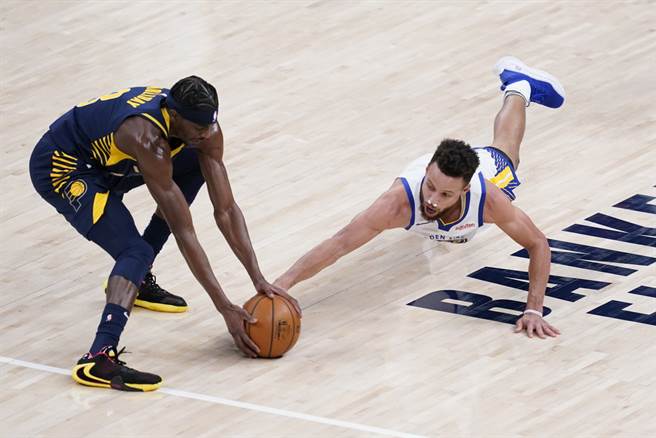 可以清楚看到柯瑞在場上鼻子塞著兩塊棉花繼續奮戰。(美聯社)