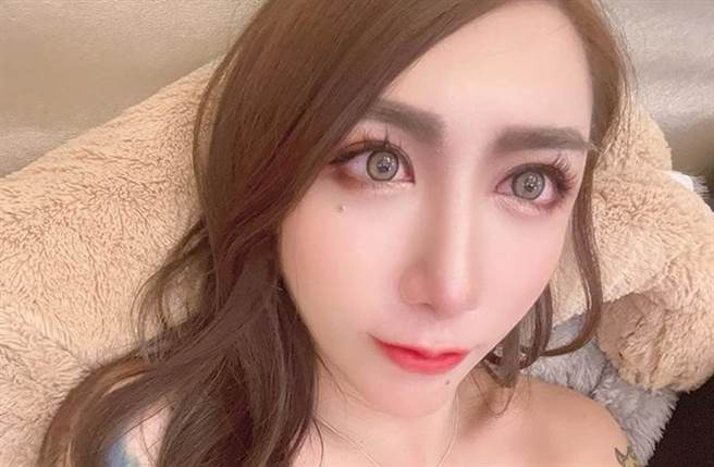 内诊照医院被起底，让罔腰急忙PO文回应。（图／wen810615 IG）