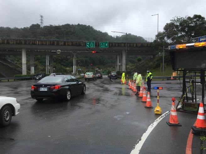 新北市警察局交通大隊研判從2月26日午後車潮將出現，國道5號於2月27日至28日每日凌晨0時至12時實施石碇及坪林匝道「南向入口實施封閉管制」。（交通大隊提供）