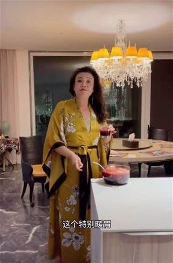 张兰的睡衣价格不斐。(图/翻摄自微博)