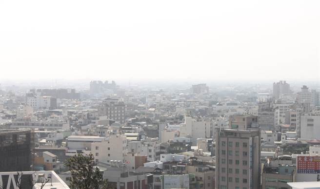 雾锁彰化城。（吴敏菁摄）