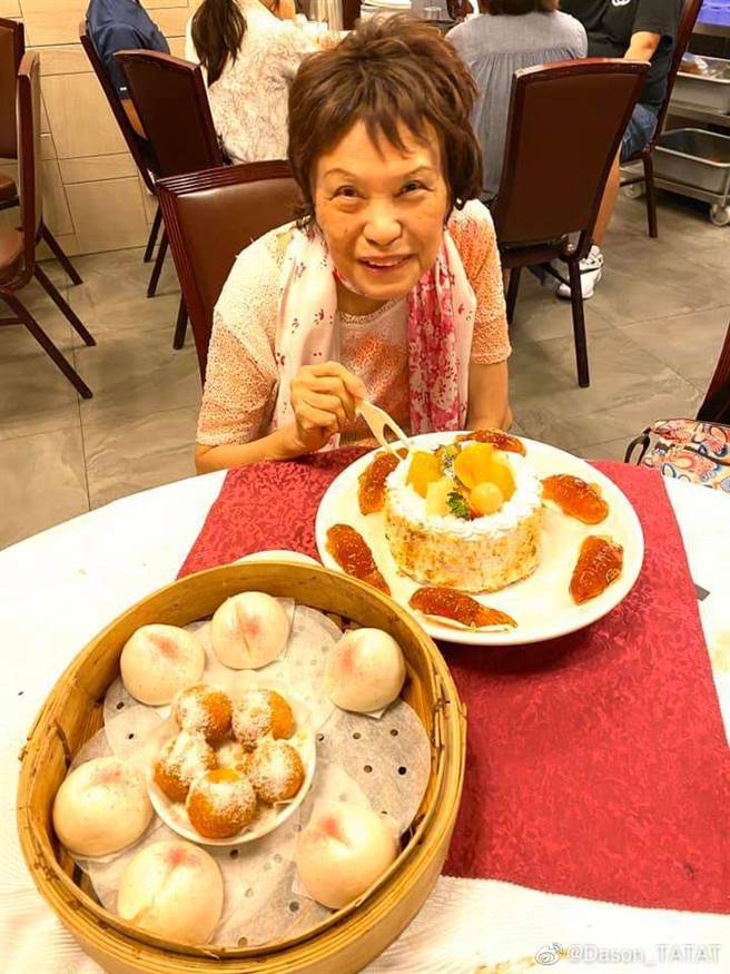 余慕莲大病后精神好转。（图／微博）