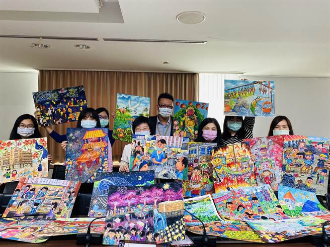 台南市今年特別以兒童文學創作專輯《小黑琵》「畫我家鄉」徵圖比賽獲獎作品為主題，點綴工地圍籬的美好風景。(曹婷婷攝)