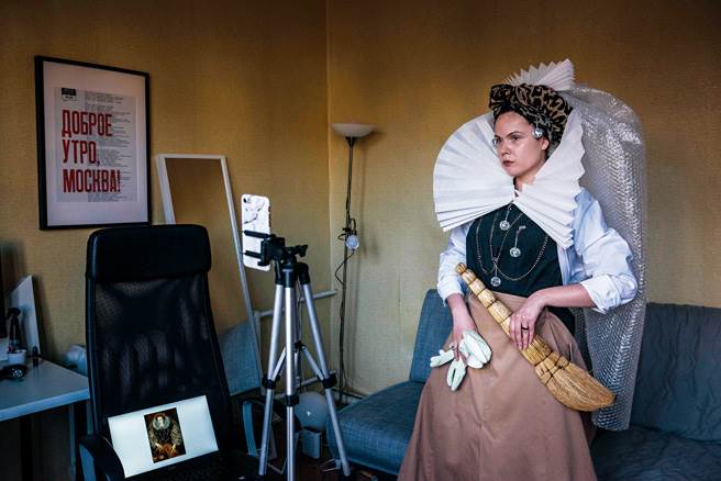 居家隔离的民眾发挥创意，把自己打扮成伊莉莎白一世。（图/讲义杂志提供）