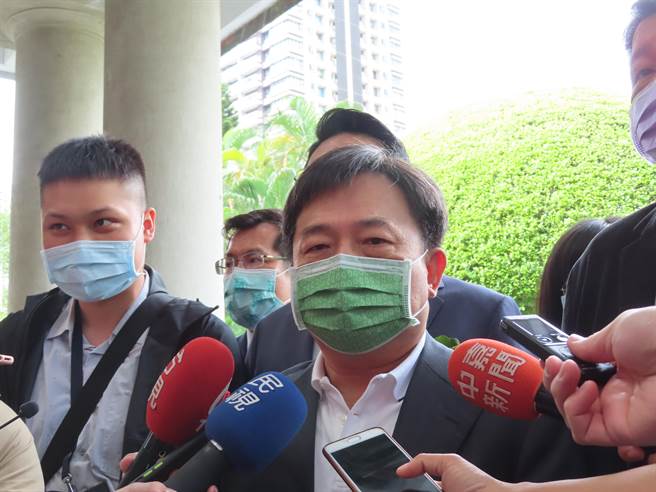 抢救桃园藻礁公投案议题在网路上发酵，连蓝营也表态支持，民进党秘书长林锡耀25日受访后强调，民进党执政后为了保护藻礁已将国民党规画的232公顷计画缩小1／10。 （叶德正摄）