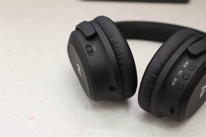 AU-XT ANC左耳罩上有一個ANC開關，其餘的指令都是透過右耳罩的三個按鍵來執行（耳機人提供）