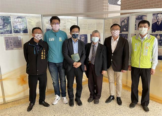 社團法人台中市陽光城市發展協會，於25日起在行政院中部聯合服務中心大禮堂迴廊舉行「二二八圖片展」，共同反思二二八對台灣社會影響。（陳世宗攝）