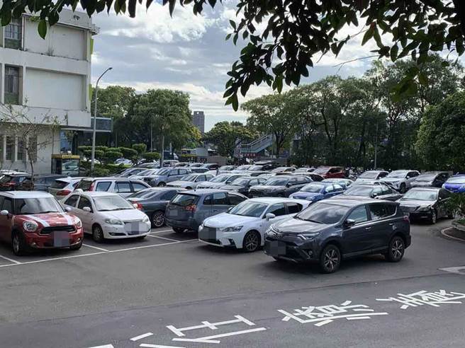 桃医停车场排满了车辆，车位也几乎全满。（姜霏摄）