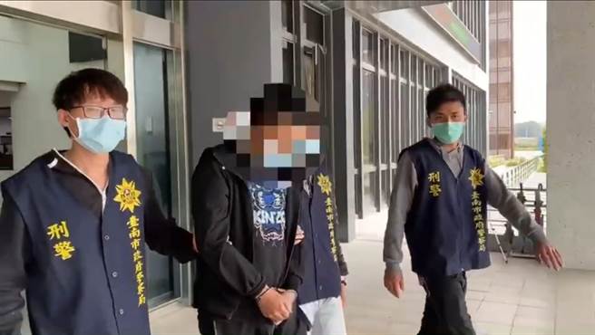 安平街头凶杀案主嫌蔡秉逸（中）投案后，共犯陆续投案。（读者提供／程炳璋台南传真）