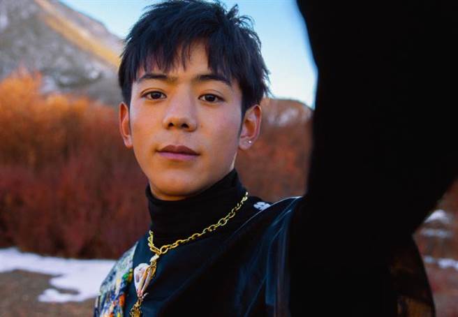 丁真给人单纯大男孩的印象。(图/翻摄自理塘丁真微博)