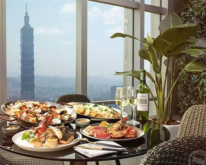 SEA TO SKY  海鮮料理及戶外酒吧區景觀  可遠眺台北101及微風南山(圖：業者提供)