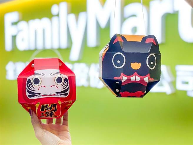 （全家携手北港武德宫联名推出「虎到福到贺岁提灯」、「祈福达摩开运提灯」两款造型灯笼，限时消费满额就送一款，全台限量8万个。图／业者提供）