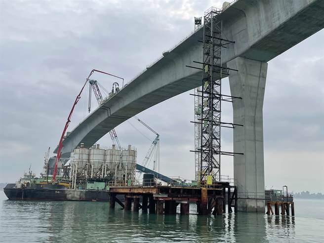 衔接大、小金门，国内最具挑战性的桥梁工程「金门大桥」今天完成合拢大金端边桥上构节块，并进入深槽区主桥桥塔施工阶段。（县府提供）