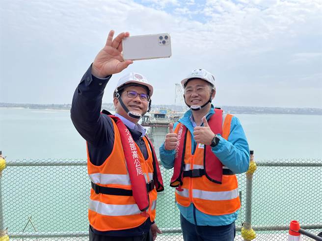 林佳龙与杨镇浯在桥面合影和自拍，留下这项新建工程歷史性的照片之一。（县府提供）