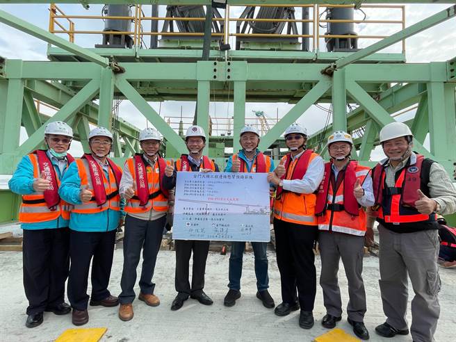 林佳龙与杨镇浯见证合拢工程，一起为施工团队加油打气。（县府提供）