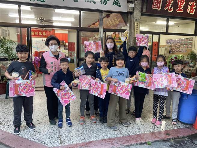 ，台中市南区国光里连续22年，每年在元宵节晚上举办「提灯笼踩街」活动，今年因疫情影响喊「卡」，改送「牛年纸雕灯笼」。（读者提供／张妍溱台中传真）