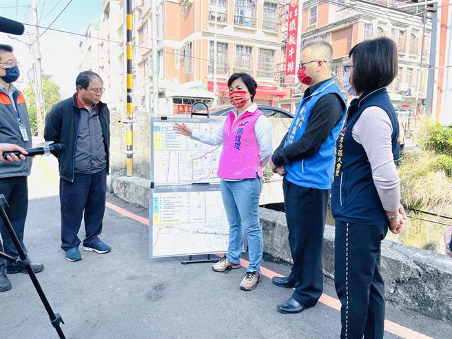 四尺八分线及十一张圳排水断面不足，立委杨琼璎（右三）极力争取8600万元改善经费。（王文吉摄）
