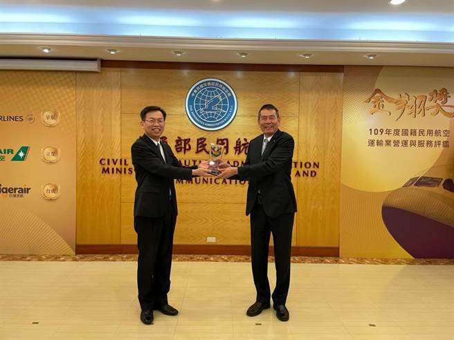 華航榮獲109年度金翔獎最高評鑑，華航董事長謝世謙(右)接受民航局長林國顯(左)頒獎。圖／華航提供