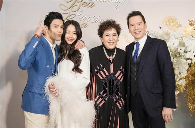 移民署25日表示，香港向华强（右）及向佐（左）父子，日前申请在台居留一案，经相关单位审理，认为有「香港澳门居民进入臺湾地区及居留定居许可办法」第22条规定的不予许可情形，因此驳回向氏父子的许可居留。（图／翻摄自向太Tiffany陈岚微博）