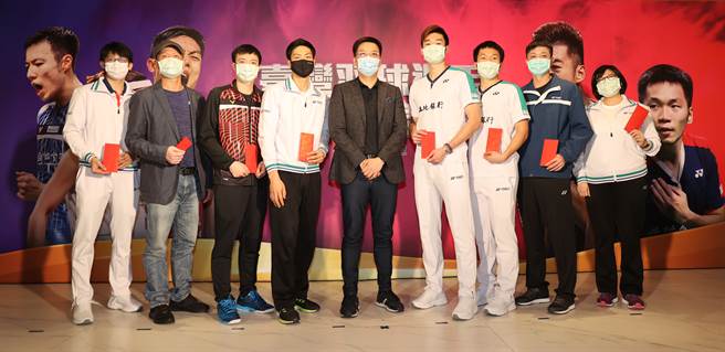 羽協理事長張國祚頒發新春紅包給中華隊羽球好手及教練。左起為教練陳宏麟、教練欒勁、男單好手王子維、男單好手周天成、羽協理事長張國祚、男雙組合王齊麟與李洋、教練蔡佳欣、物理治療師高敏珊。（陳筱琳攝）