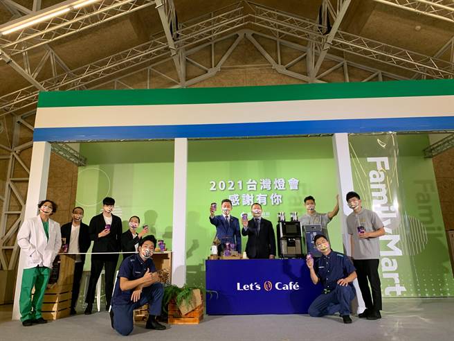 全家超商Let's Cafe首度与新竹市政府合作，以新竹灯会主视觉设计咖啡杯，希望透过联名咖啡杯的合作，让全台消费者一起感受元宵节的节庆氛围。（陈育贤摄）