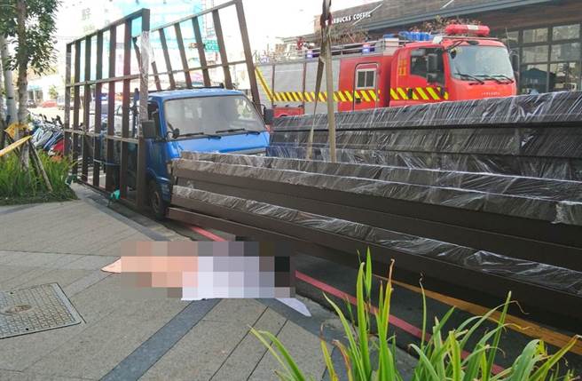 台中25日工安意外，男子卸貨時，遭光罩金屬框重壓頭部重創，當場死亡。（民眾提供）